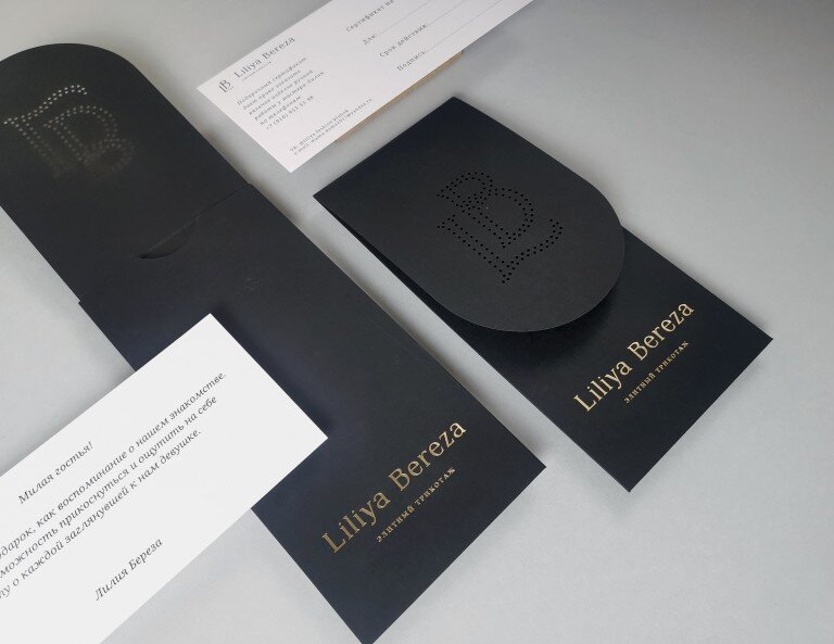 Сертификат состоящий из конверта и карточки с двухсторонней печатью. Конверт с тиснением фольгой и лазерной резкой логотипа.
